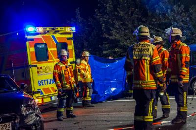 A81/Mundelsheim: Heftiger Crash mit vier Schwerverletzten - darunter ein lebensbedrohlich Verletzter - fuehrt zu Vollsperrung der Autobahn